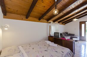 Apartments Vesna With Pool