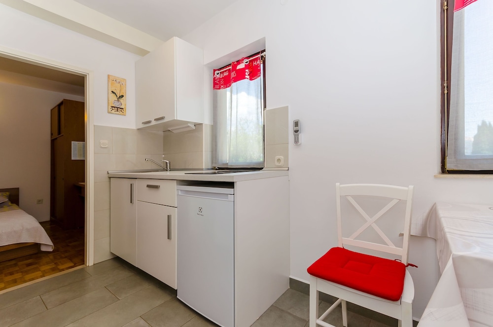 Apartments Pharos