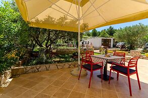 Apartments Pharos