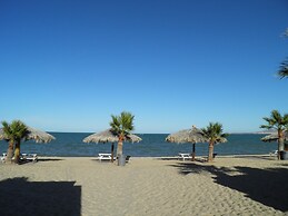 Seaside Hotel & Victor's RV Park