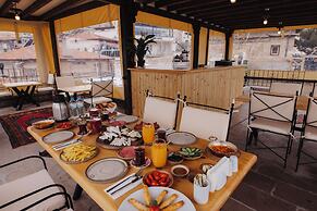 Tafana Cave & Stone Lodge