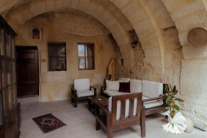 Tafana Cave & Stone Lodge