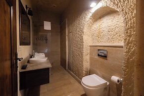 Tafana Cave & Stone Lodge