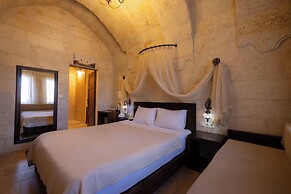Tafana Cave & Stone Lodge