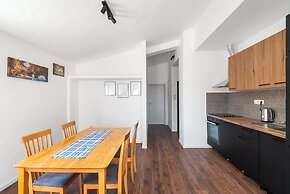 Apartments and Rooms Mladen