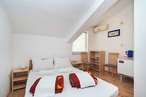 Apartments and Rooms Mladen