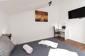 Apartments and Rooms Mladen