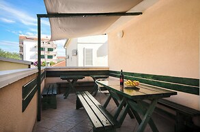 Apartments and Rooms Mladen