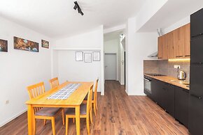 Apartments and Rooms Mladen