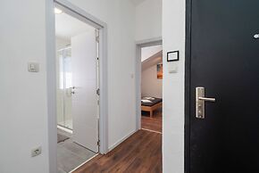 Apartments and Rooms Mladen