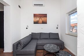 Apartments and Rooms Mladen