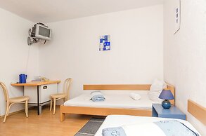 Apartments and Rooms Mladen