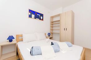 Apartments and Rooms Mladen