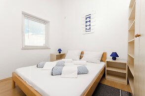Apartments and Rooms Mladen