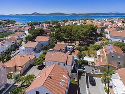 Apartments and Rooms Mladen