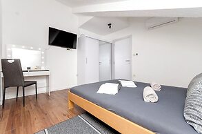 Apartments and Rooms Mladen