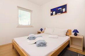 Apartments and Rooms Mladen