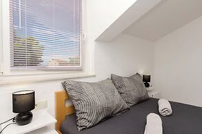 Apartments and Rooms Mladen