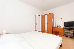 Apartment and Rooms Artina