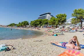 Apartment and Rooms Artina