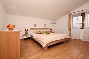Apartment and Rooms Artina