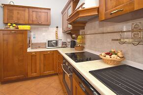 Apartment and Rooms Artina
