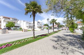 Apartment and Rooms Artina