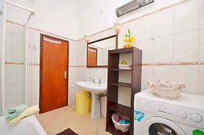 Apartment and Rooms Artina