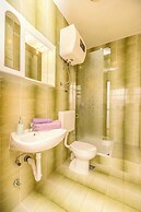 Apartment and Rooms Artina