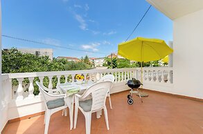 Apartment and Rooms Artina