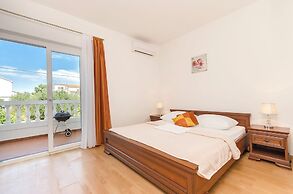 Apartment and Rooms Artina