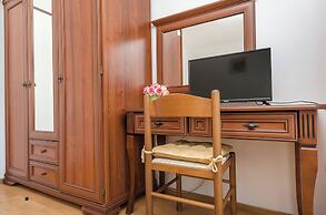 Apartment and Rooms Artina