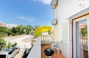 Apartment and Rooms Artina