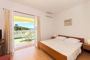 Apartment and Rooms Artina