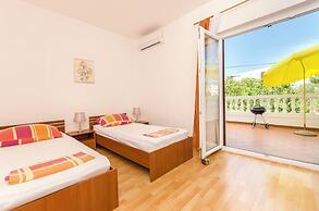 Apartment and Rooms Artina