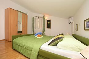 Apartment and Rooms Artina