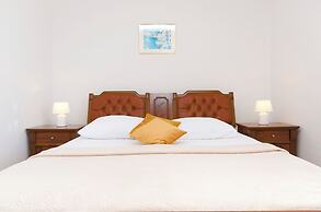 Apartment and Rooms Artina