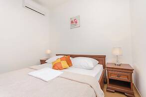 Apartment and Rooms Artina