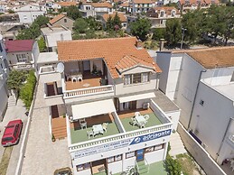 Apartment and Rooms Artina