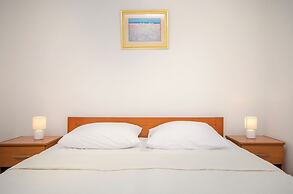 Apartment and Rooms Artina
