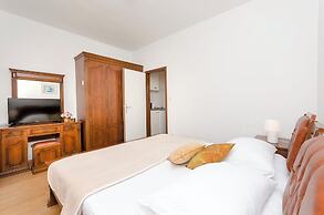 Apartment and Rooms Artina