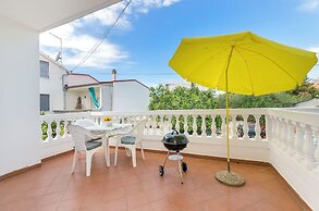 Apartment and Rooms Artina