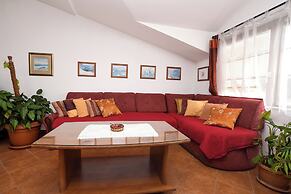 Apartment and Rooms Artina