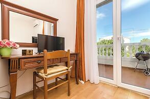 Apartment and Rooms Artina