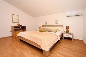 Apartment and Rooms Artina