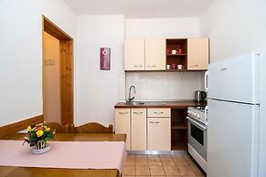 Apartments Crljenko