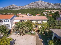 Apartments and Rooms Dragica