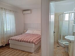 Apartments and Rooms Bepina