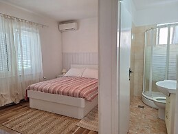Apartments and Rooms Bepina
