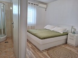 Apartments and Rooms Bepina